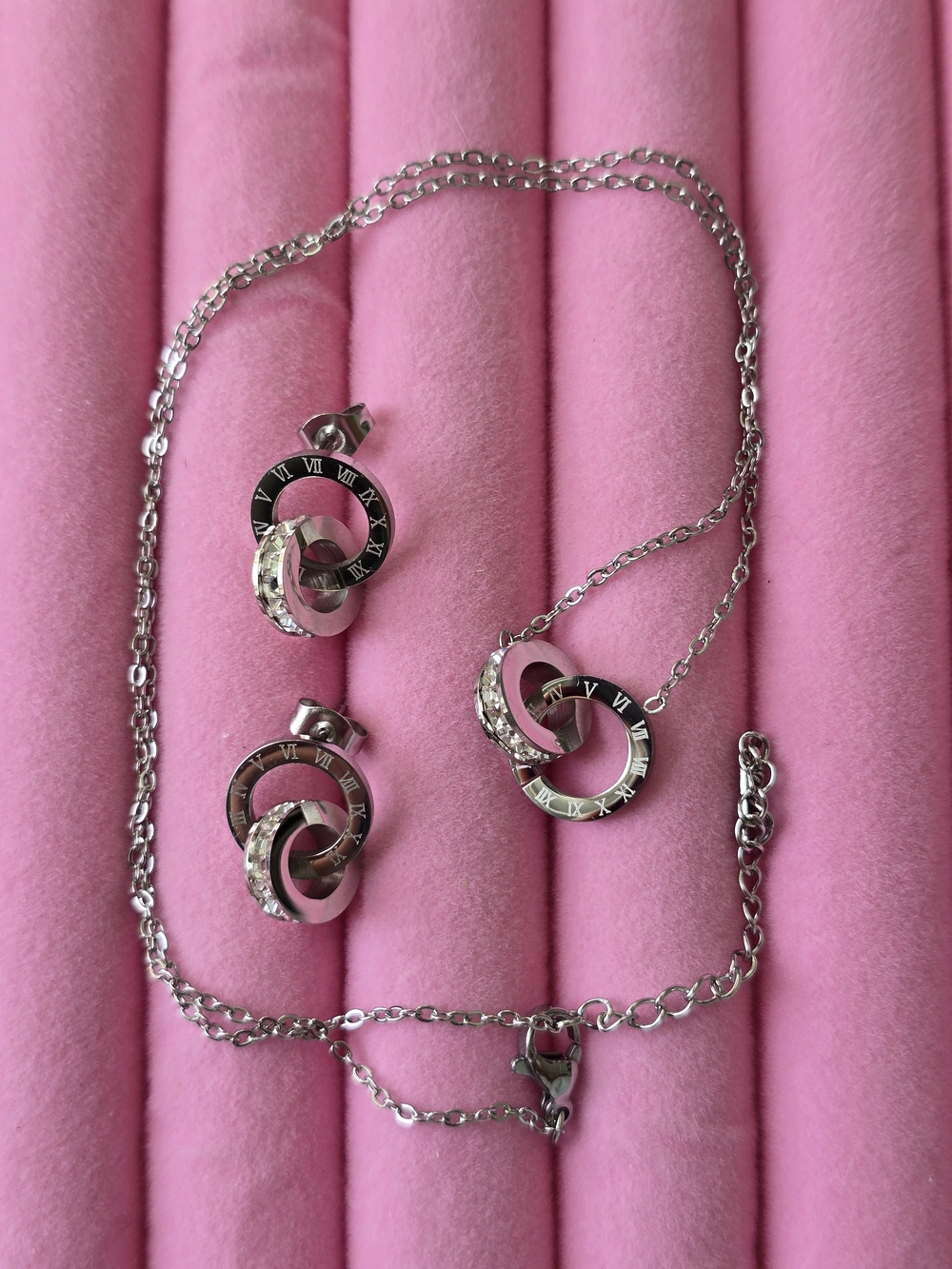 Interlocking Circle Pendant Necklace and Stud Earrings in Silver color